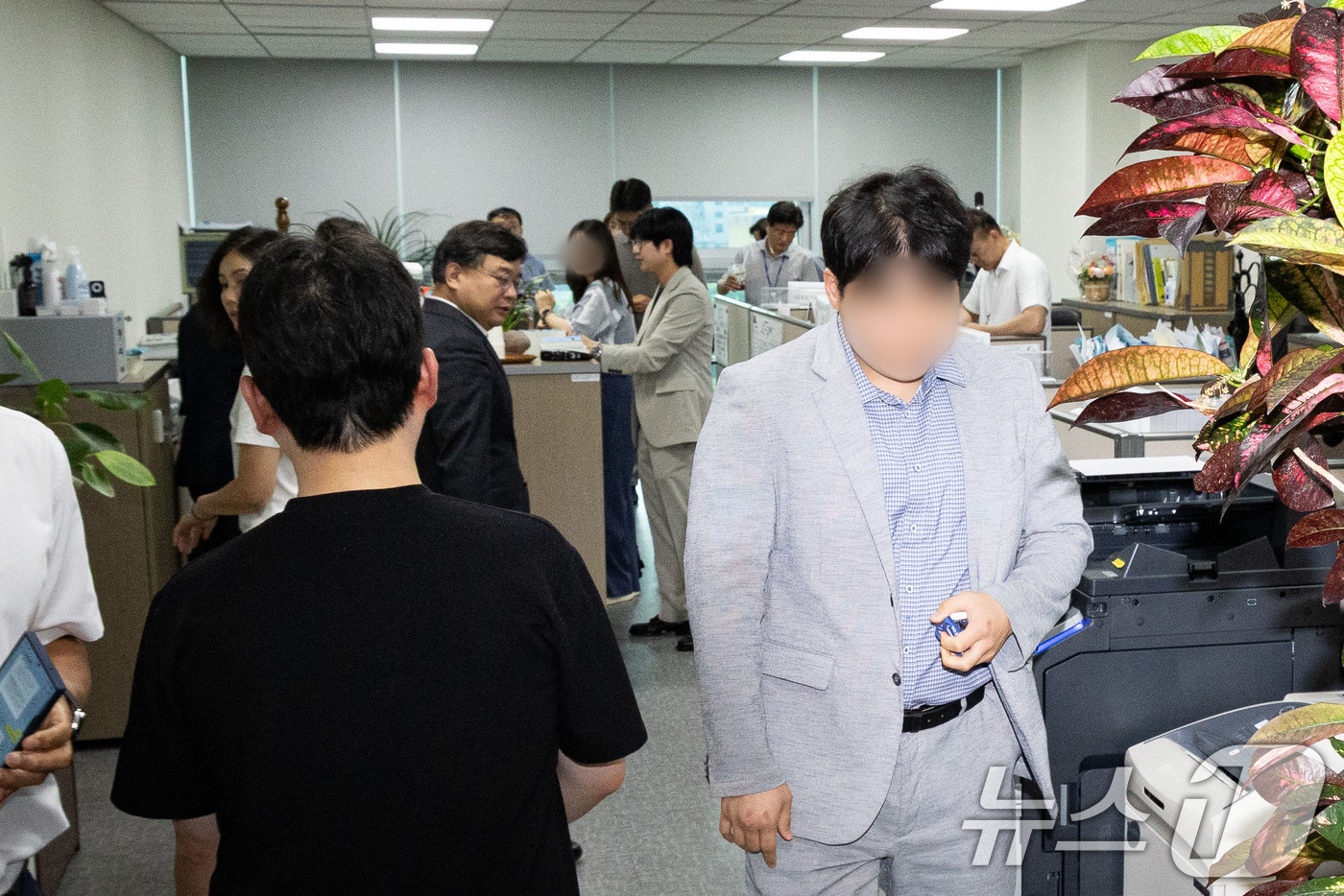 (서울=뉴스1) 유승관 기자 = 윤석열 전 대통령 배우자 김건희 여사와 관련한 의혹을 수사하는 민중기 특별검사팀이 8일 '공천개입 의혹'과 관련 윤상현 국민의힘 의원에 대한 압수수 …