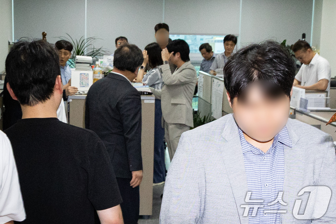 (서울=뉴스1) 유승관 기자 = 윤석열 전 대통령 배우자 김건희 여사와 관련한 의혹을 수사하는 민중기 특별검사팀이 8일 '공천개입 의혹'과 관련 윤상현 국민의힘 의원에 대한 압수수 …