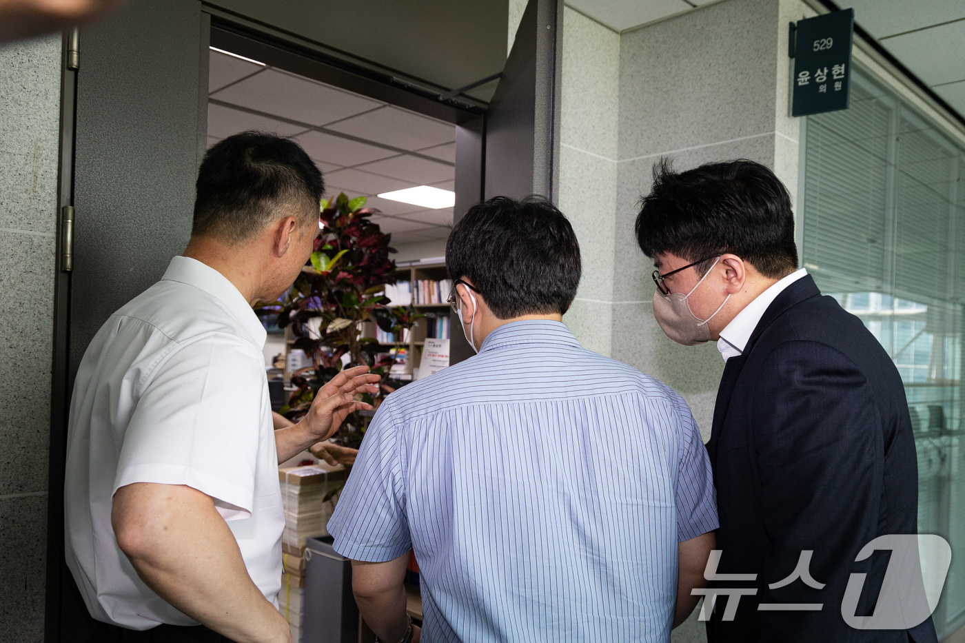 (서울=뉴스1) 유승관 기자 = 윤석열 전 대통령 배우자 김건희 여사와 관련한 의혹을 수사하는 민중기 특별검사팀이 8일 '공천개입 의혹'과 관련 윤상현 국민의힘 의원에 대한 압수수 …