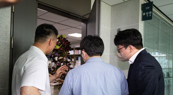 윤상현 의원실 들어서는 김건희 특검 관계자