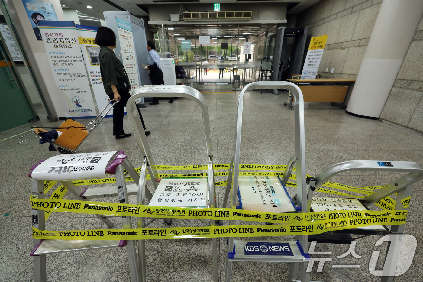 (서울=뉴스1) 황기선 기자 = 윤석열 전 대통령의 구속 전 피의자 심문(영장실질심사)를 하루 앞둔 8일 서울 서초구 서울중앙지방법원 앞에 적막감이 감돌고 있다. 2025.7.8/ …