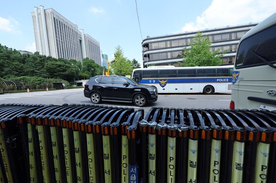 尹 구속심사 앞둔 중앙지법 서관 '진공상태'…경찰 버스·바리케이드 총동원