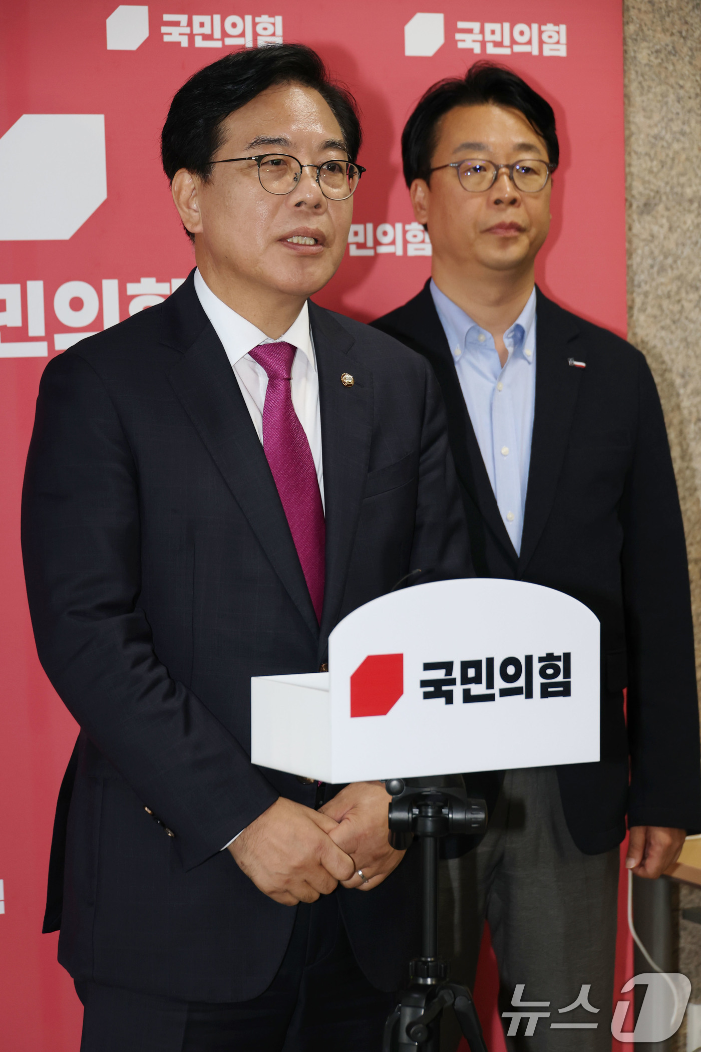 (서울=뉴스1) 이광호 기자 = 송언석 국민의힘 비상대책위원장 겸 원내대표가 8일 오후 서울 여의도 국회에서 민중기 특검팀의 윤상현 의원에 대한 압수수색과 관련해 "이미 경찰에서 …