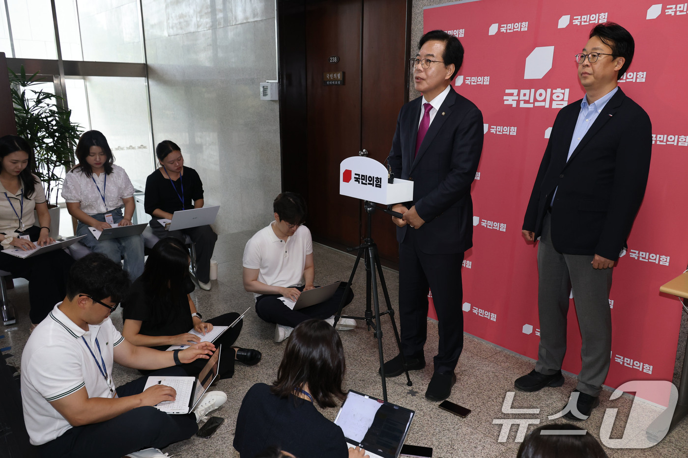(서울=뉴스1) 이광호 기자 = 송언석 국민의힘 비상대책위원장 겸 원내대표가 8일 오후 서울 여의도 국회에서 민중기 특검팀의 윤상현 의원에 대한 압수수색과 관련해 "이미 경찰에서 …