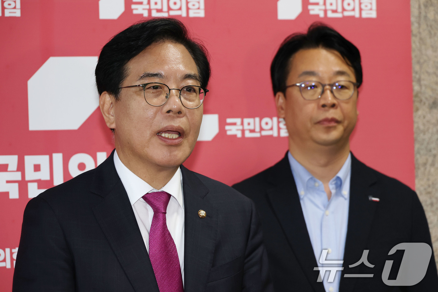 (서울=뉴스1) 이광호 기자 = 송언석 국민의힘 비상대책위원장 겸 원내대표가 8일 오후 서울 여의도 국회에서 민중기 특검팀의 윤상현 의원에 대한 압수수색과 관련해 "이미 경찰에서 …