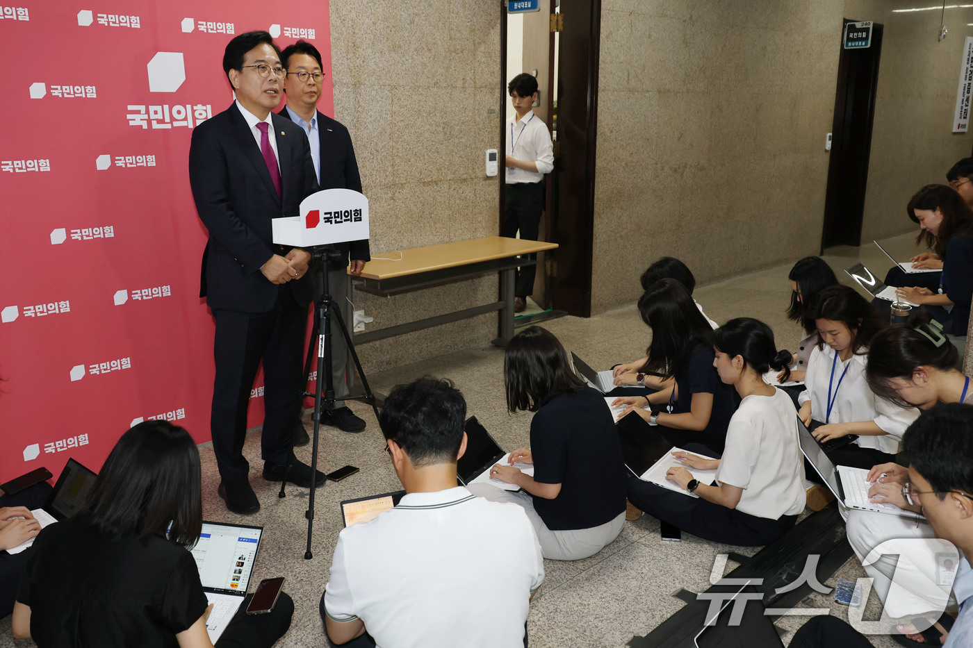 (서울=뉴스1) 이광호 기자 = 송언석 국민의힘 비상대책위원장 겸 원내대표가 8일 오후 서울 여의도 국회에서 민중기 특검팀의 윤상현 의원에 대한 압수수색과 관련해 "이미 경찰에서 …
