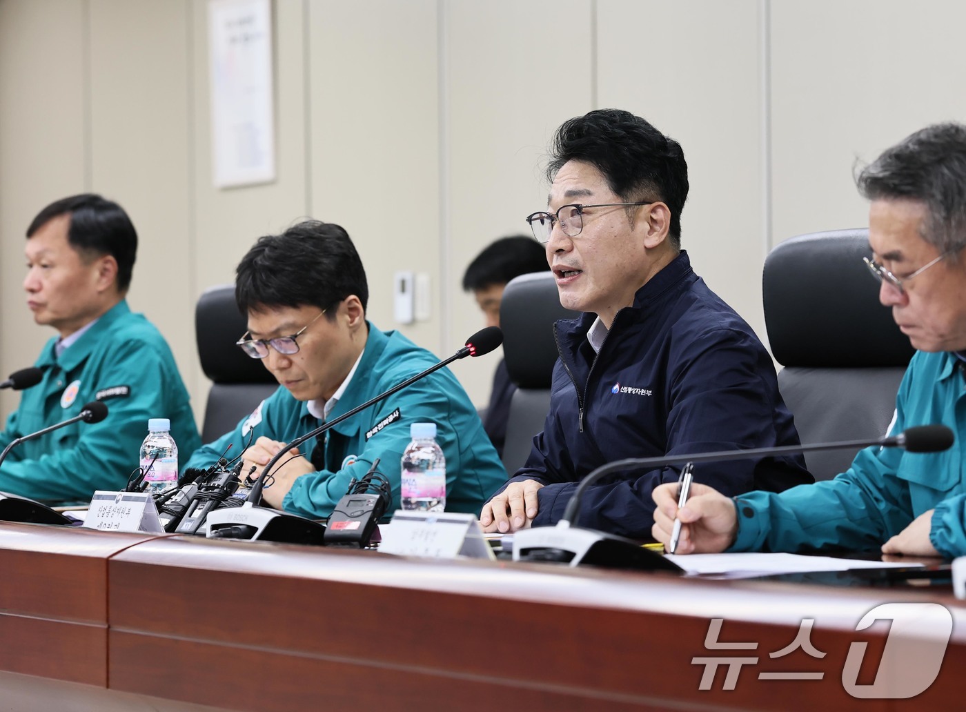 (서울=뉴스1) = 이호현 산업통상자원부 2차관이 8일 서울 서초구 한전아트센터 회의실에서 열린 '2025년 여름철 피크대비 전력수급 준비상황 점검회의'를 주재하고 있다. (산업통 …