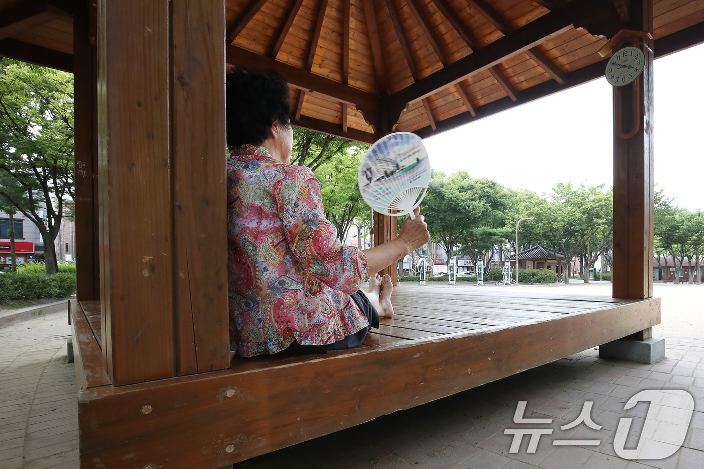 (대구=뉴스1) 공정식 기자 = 연일 폭염이 계속되는 8일 오후 대구 도심의 텅 빈 공원에서 한 할머니가 정자에 홀로 앉아 연신 부채질을 하고 있다. 2025.7.8/뉴스1
