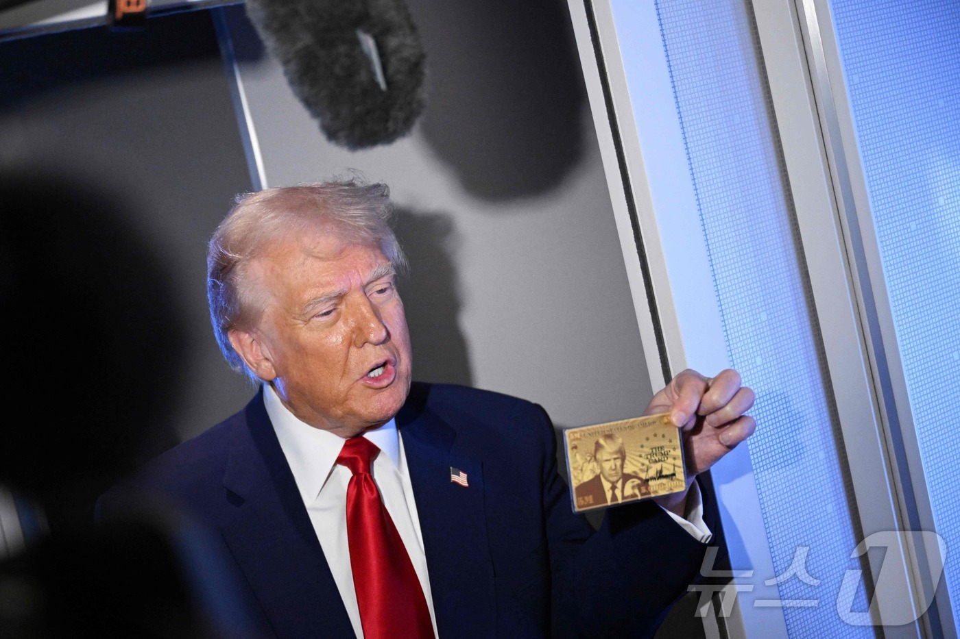 (AFP=뉴스1) 윤다정 기자 = 4월 3일(현지시간) 도널드 트럼프 미국 대통령이 플로리다주 마이애미로 향하는 에어포스원(미 대통령 전용기) 기내에서 기자들에게 500만 달러(약 …