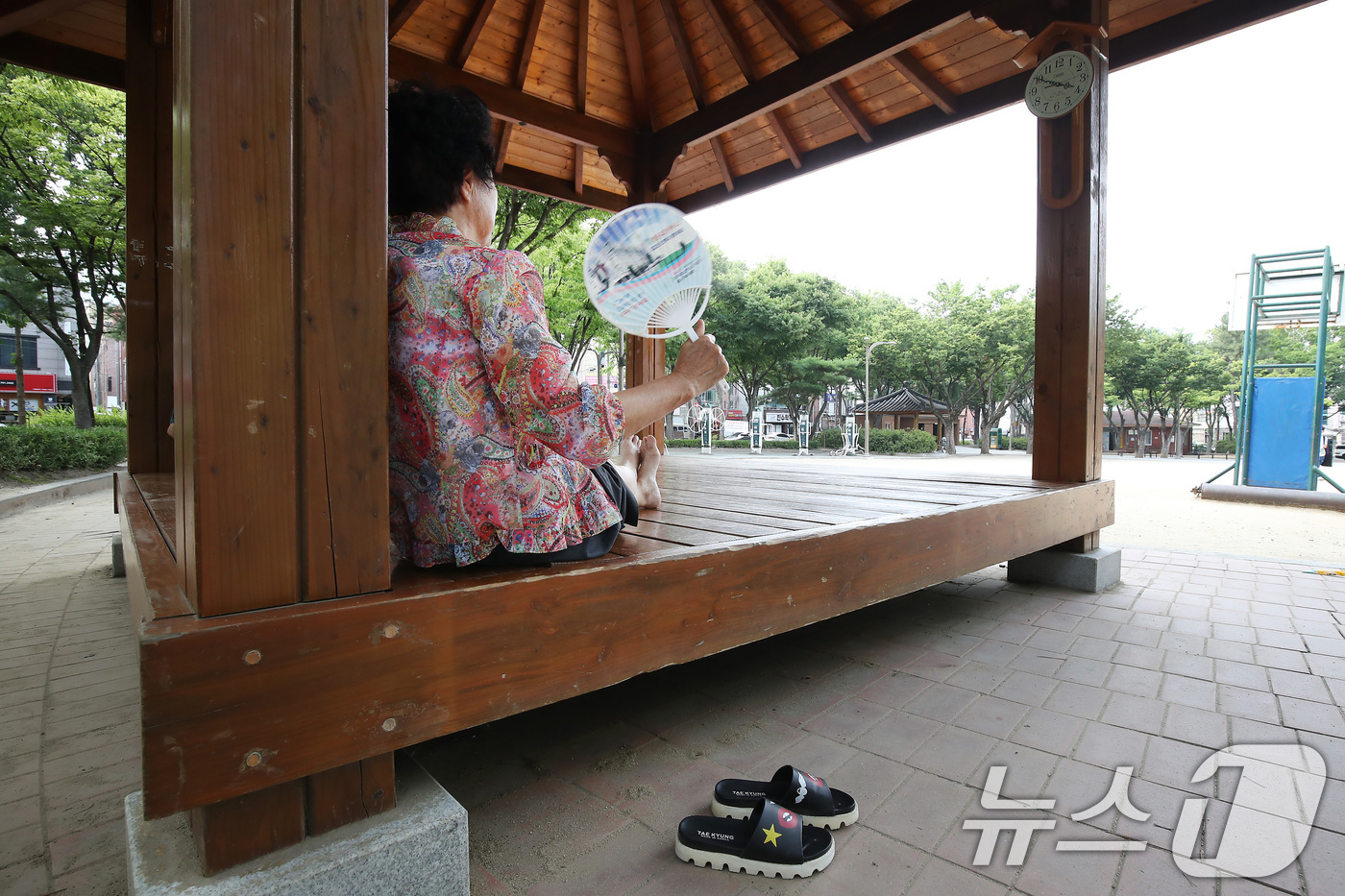 (대구=뉴스1) 공정식 기자 = 연일 폭염이 계속되는 8일 오후 대구 도심의 텅 빈 공원에서 한 할머니가 정자에 홀로 앉아 연신 부채질을 하고 있다. 2025.7.8/뉴스1