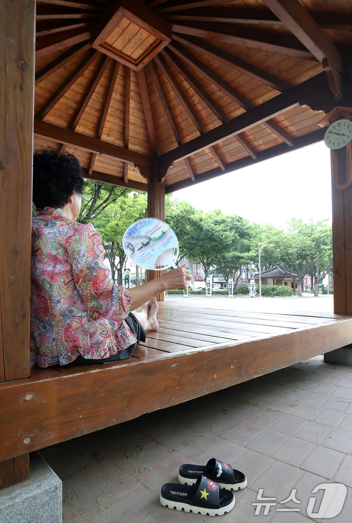 (대구=뉴스1) 공정식 기자 = 연일 폭염이 계속되는 8일 오후 대구 도심의 텅 빈 공원에서 한 할머니가 정자에 홀로 앉아 연신 부채질을 하고 있다. 2025.7.8/뉴스1