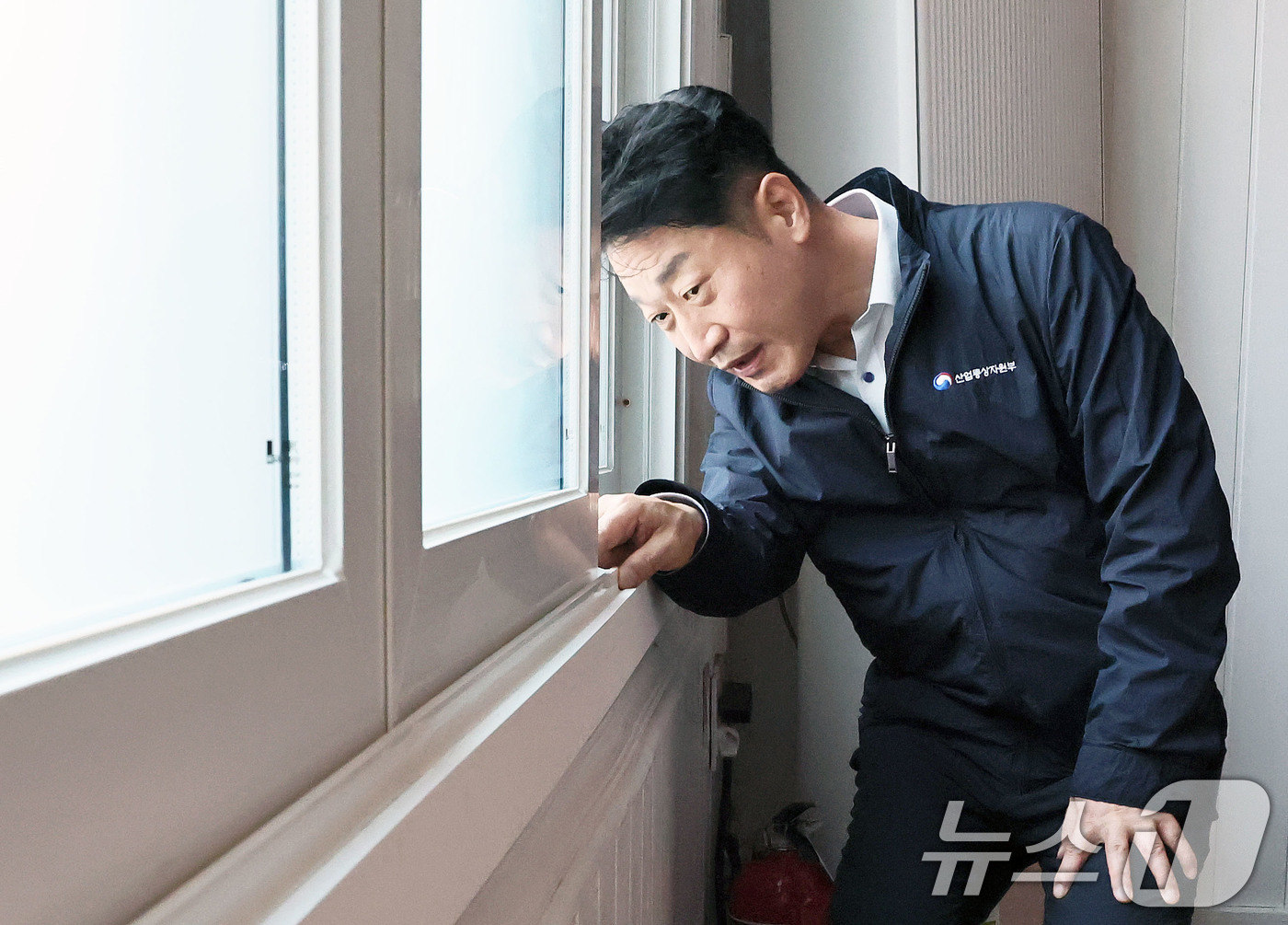 (서울=뉴스1) = 이호현 산업통상자원부 2차관이 8일 서울 관악구 신림동 노인복지시설에 방문해 에너지복지 지원 현장을 점검하고 있다. (산업통상자원부 제공. 재판매 및 DB 금지 …