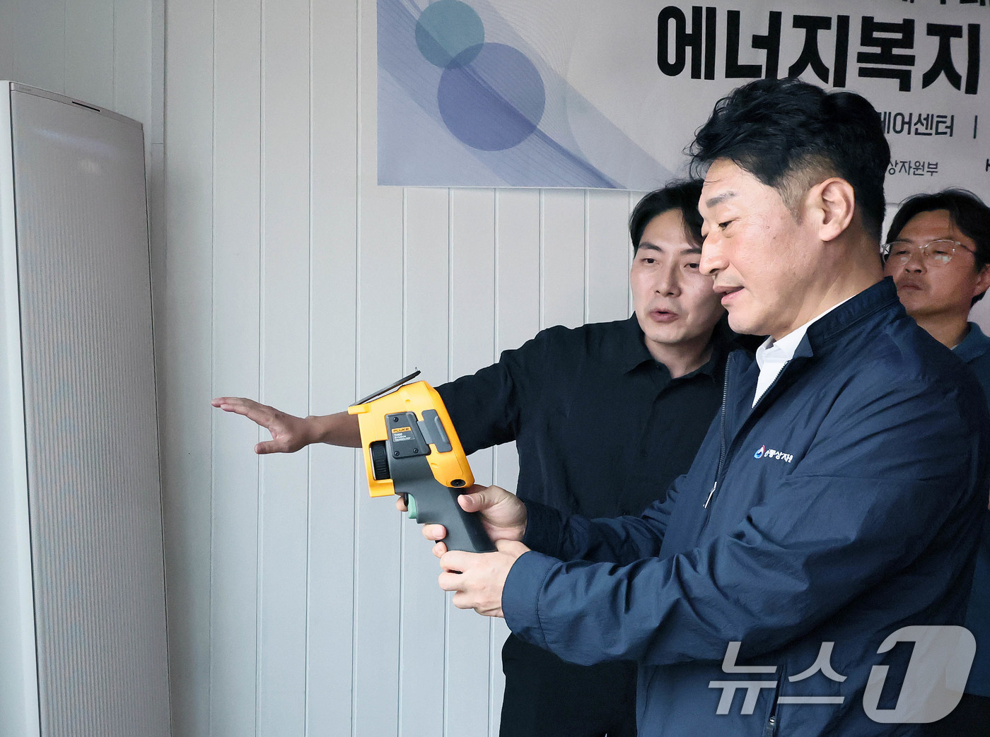 (서울=뉴스1) = 이호현 산업통상자원부 2차관이 8일 서울 관악구 신림동 노인복지시설에 방문해 에너지복지 지원 현장을 점검하고 있다. (산업통상자원부 제공. 재판매 및 DB 금지 …