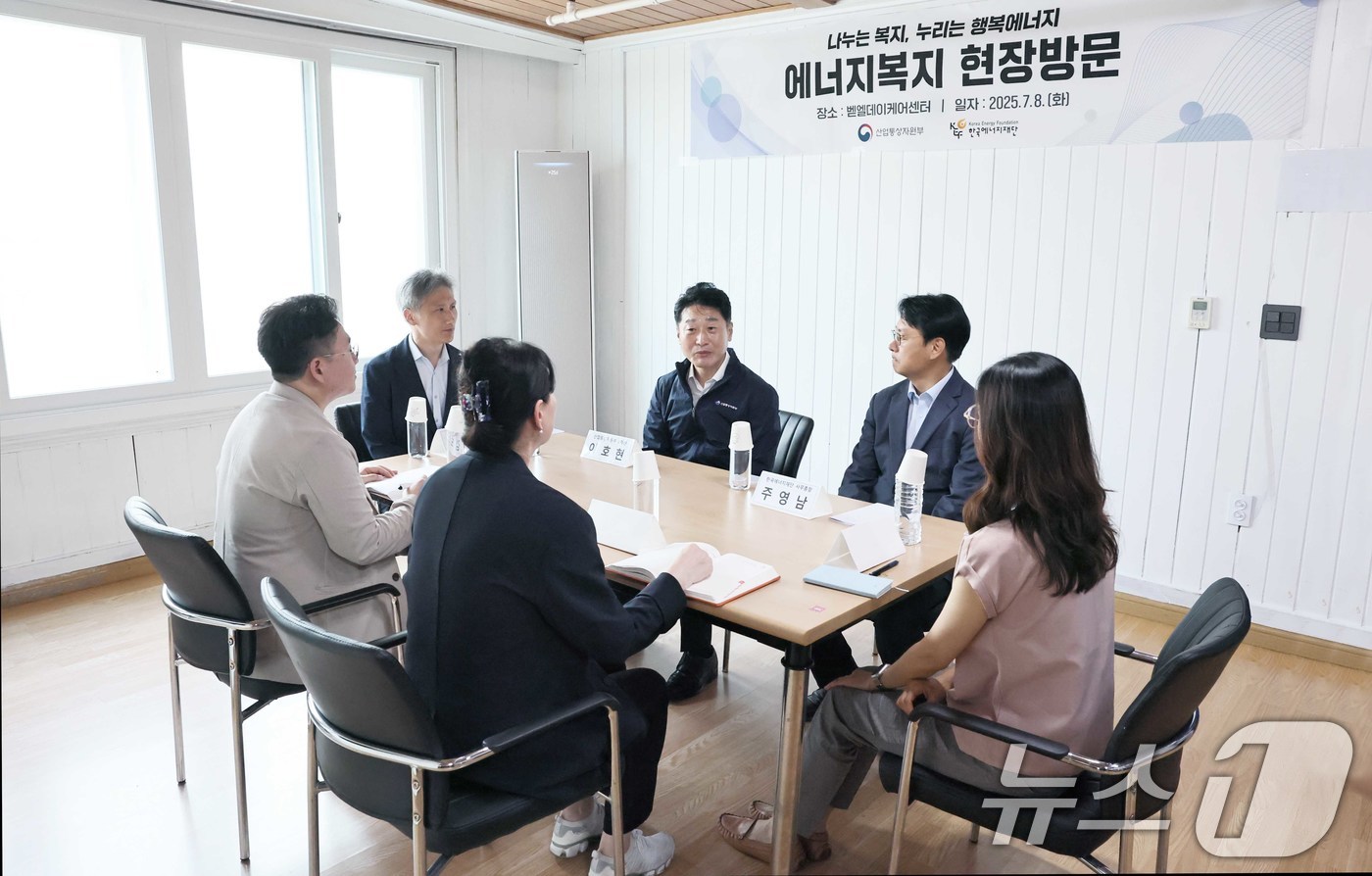 (서울=뉴스1) = 이호현 산업통상자원부 2차관이 8일 서울 관악구 신림동 노인복지시설에 방문해 센터 관계자로부터 센터 운영현황 및 애로사항을 청취하고 있다. (산업통상자원부 제공 …