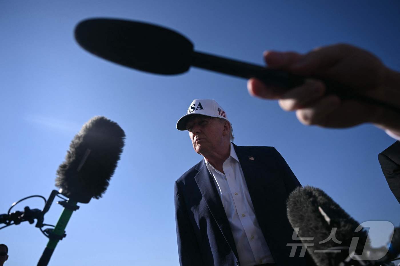 (모리스타운 AFP=뉴스1) 김경민 기자 = 도널드 트럼프 미국 대통령이 6일(현지시간) 뉴저지주에 있는 자택에서 주말을 보낸 후 워싱턴으로 향하는 길에 뉴저지주 모리스타운 공항에 …