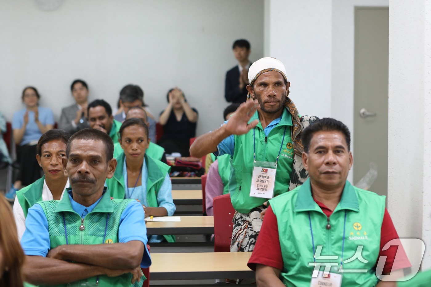 (서울=뉴스1) = 새마을운동중앙회는 오는 17일까지 지속 가능한 지구촌 새마을운동 추진을 위해 동티모르 초청 새마을교육을 실시한다고 8일 밝혔다.입교식에서 동티모르 연수생이 자기 …