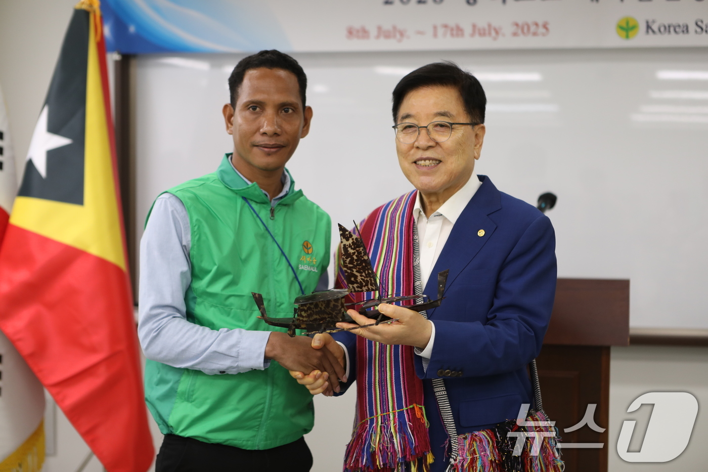 (서울=뉴스1) = 새마을운동중앙회는 오는 17일까지 지속 가능한 지구촌 새마을운동 추진을 위해 동티모르 초청 새마을교육을 실시한다고 8일 밝혔다.입교식에서 동티모르 연수생이 전통 …