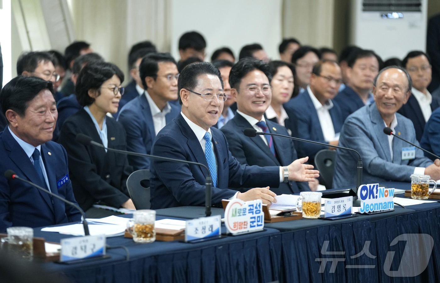 (무안=뉴스1) 전원 기자 = 김영록 전라남도지사가 8일 곡성군청에서 열린 ‘곡성군 정책비전 투어’행사에 참석해 토론을 주재하고 미래 신산업 육성 등 지역 발전에 대한 의견과 제안 …