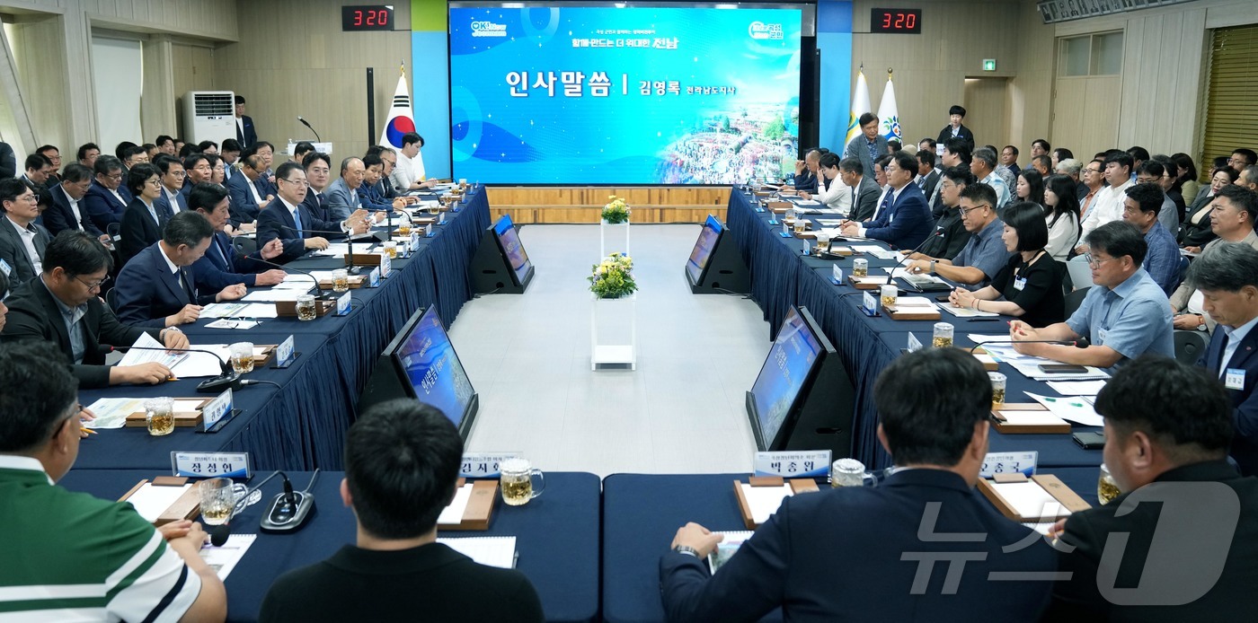 (무안=뉴스1) 전원 기자 = 김영록 전라남도지사가 8일 곡성군청에서 열린 ‘곡성군 정책비전 투어’행사에 참석해 인사말을 하고 있다.(전남도 제공. 재판매 및 DB금지) 2025. …