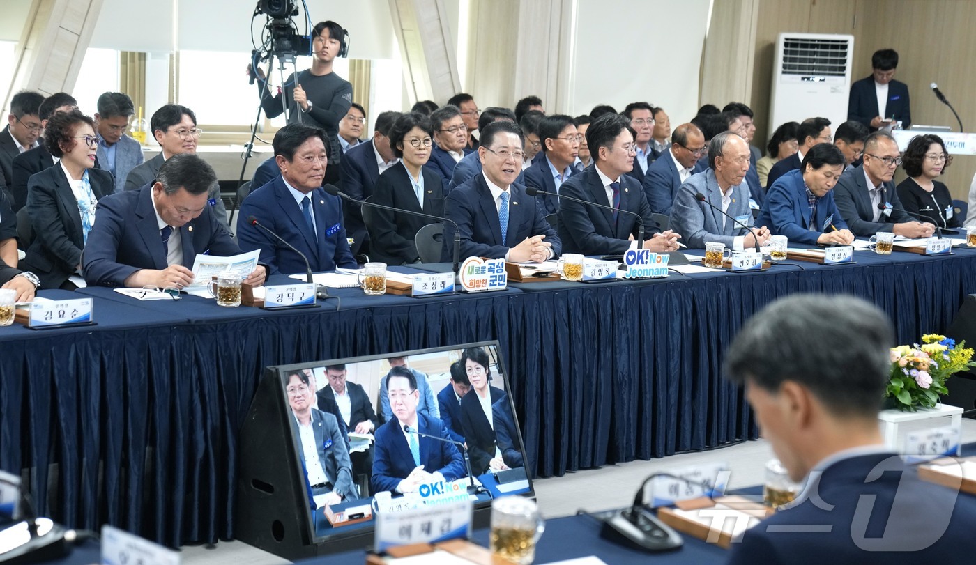 (무안=뉴스1) 전원 기자 = 김영록 전라남도지사가 8일 곡성군청에서 열린 ‘곡성군 정책비전 투어’행사에 참석해 인사말을 하고 있다.(전남도 제공. 재판매 및 DB금지) 2025. …