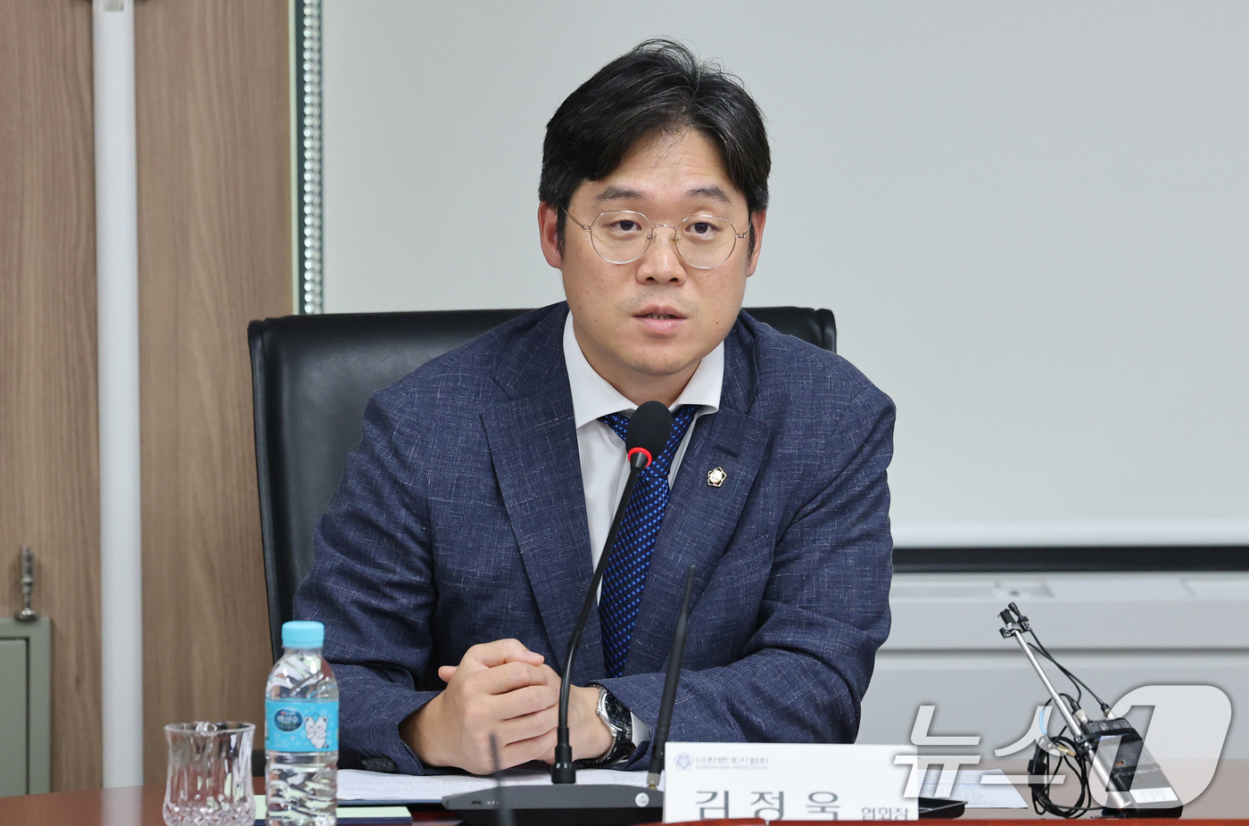 (서울=뉴스1) 임세영 기자 = 김정욱 대한변호사협회장이 8일 서울 종로구 정부서울청사에서 열린 국민 권익구제 및 청렴 사회 구현을 위한 업무협약식에서 인사말을 하고 있다. 202 …