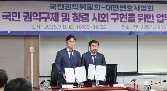 업무협약식 갖는 유철환 위원장·김정욱 회장