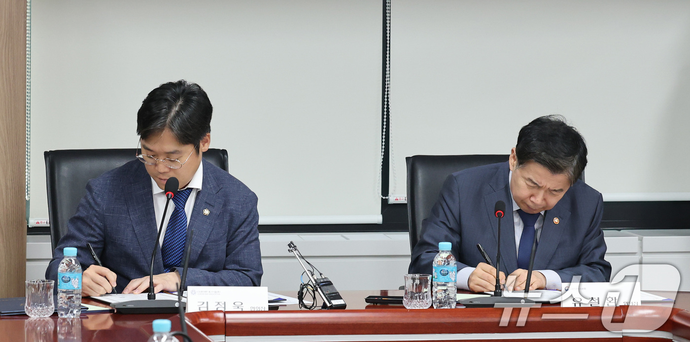 (서울=뉴스1) 임세영 기자 = 유철환 국민권익위원장(오른쪽)과 김정욱 대한변호사협회장이 8일 서울 종로구 정부서울청사에서 열린 국민 권익구제 및 청렴 사회 구현을 위한 업무협약식 …