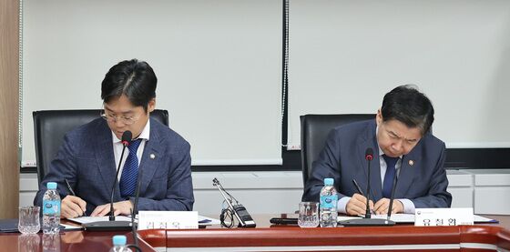 업무협약식 갖는 유철환 위원장·김정욱 회장