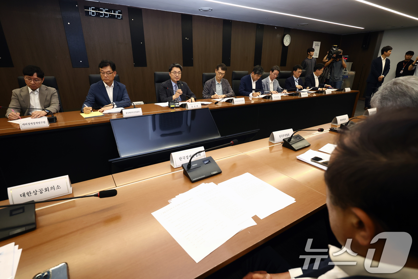 (서울=뉴스1) 김민지 기자 = 문신학 산업통상자원부 1차관이 8일 오후 서울 중구 대한상공회의소에서 열린 미국의 상호관세 부과 유예 관련 민관합동 긴급 점검회의에서 발언하고 있다 …