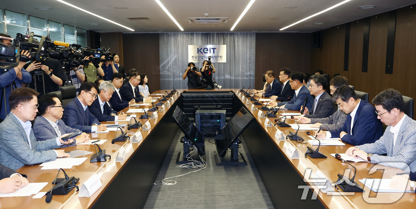 (서울=뉴스1) 김민지 기자 = 문신학 산업통상자원부 1차관이 8일 오후 서울 중구 대한상공회의소에서 열린 미국의 상호관세 부과 유예 관련 민관합동 긴급 점검회의에서 발언하고 있다 …