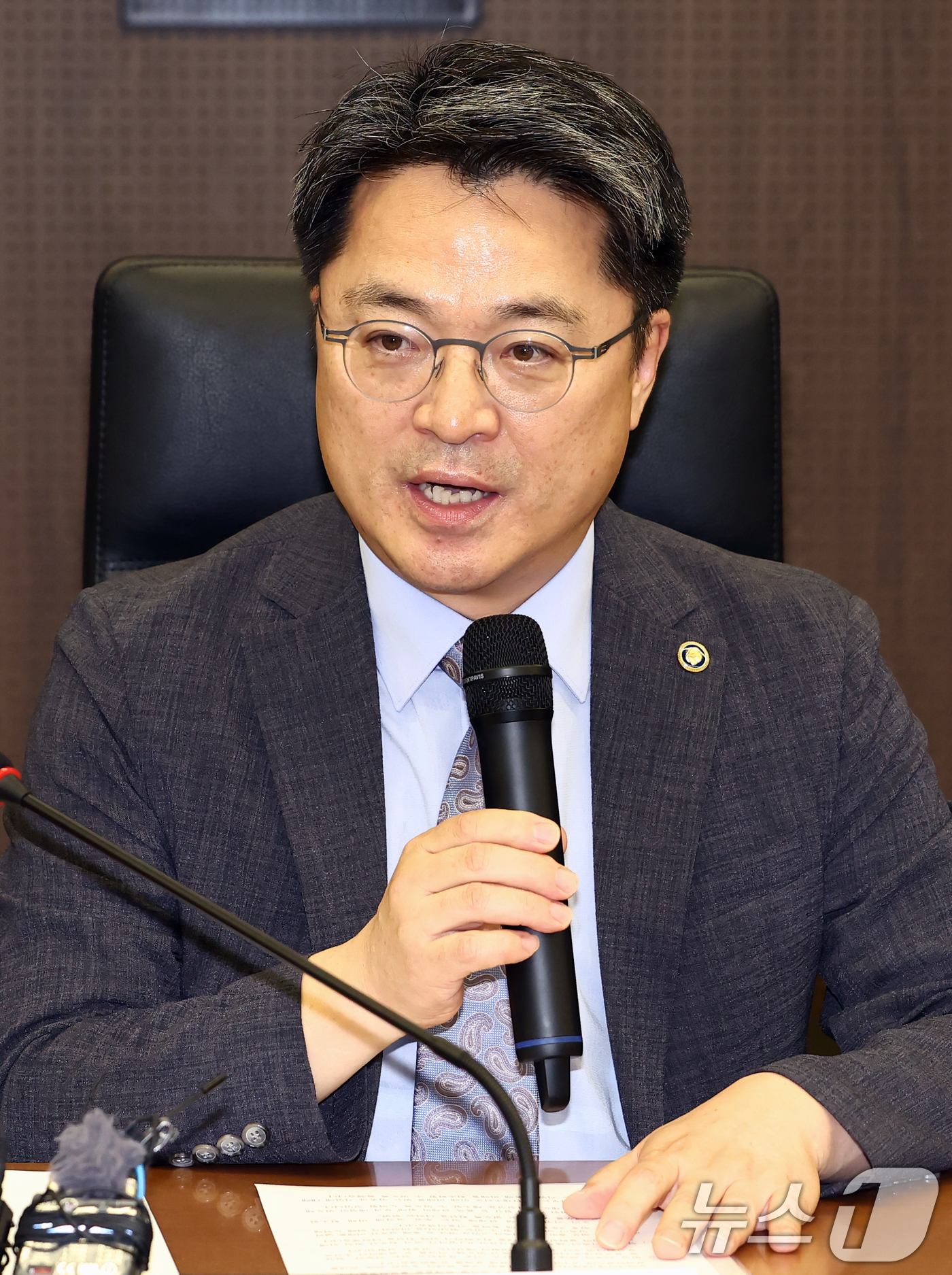(서울=뉴스1) 김민지 기자 = 문신학 산업통상자원부 1차관이 8일 오후 서울 중구 대한상공회의소에서 열린 미국의 상호관세 부과 유예 관련 민관합동 긴급 점검회의에서 발언하고 있다 …