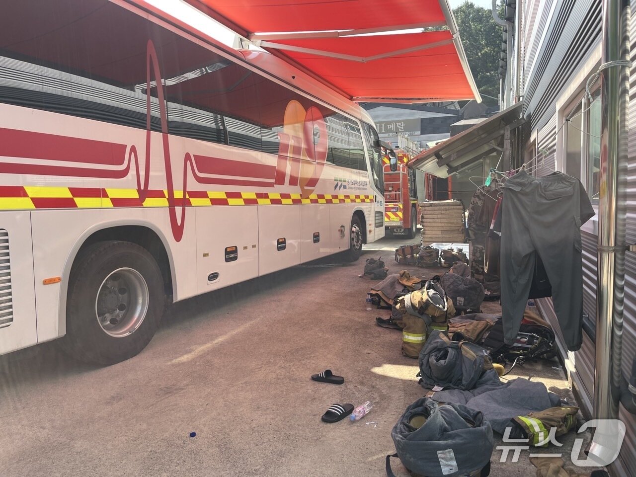 본문 이미지 - 8일 경기 파주시 화재 현장에 배치된 회복지원버스.(경기도북부소방재난본부 제공. 재판매 및 DB 금지)/뉴스1  