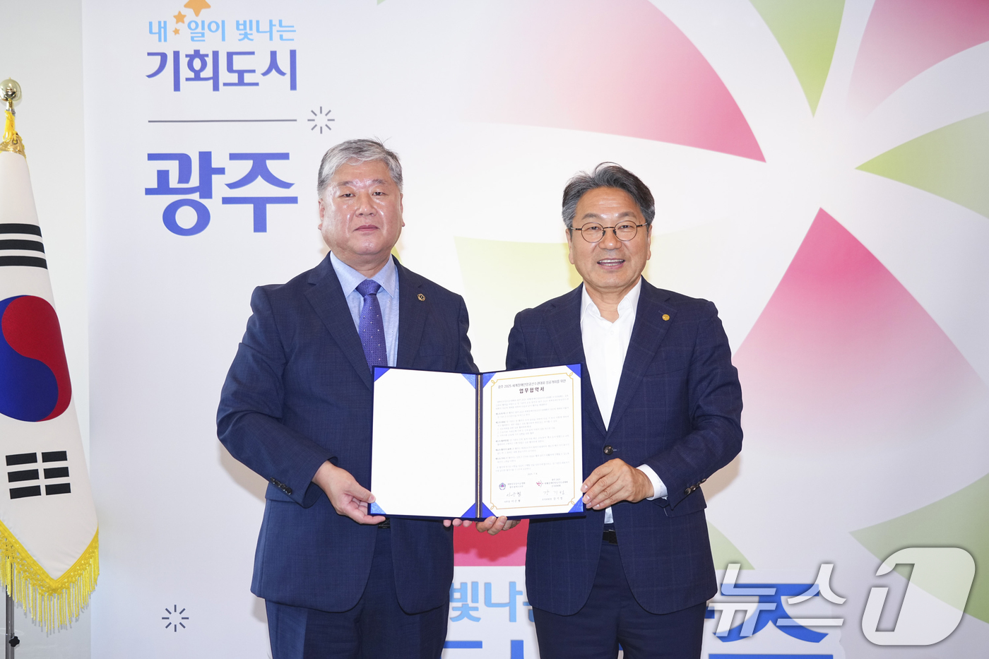 (광주=뉴스1) 박준배 기자 = 강기정 광주시장이 8일 오후 시청 접견실에서 대한상이군경회 광주시지부와 광주 2025세계장애인 양궁선수권대회 성공 개최를 위한 업무협약을 체결한 뒤 …