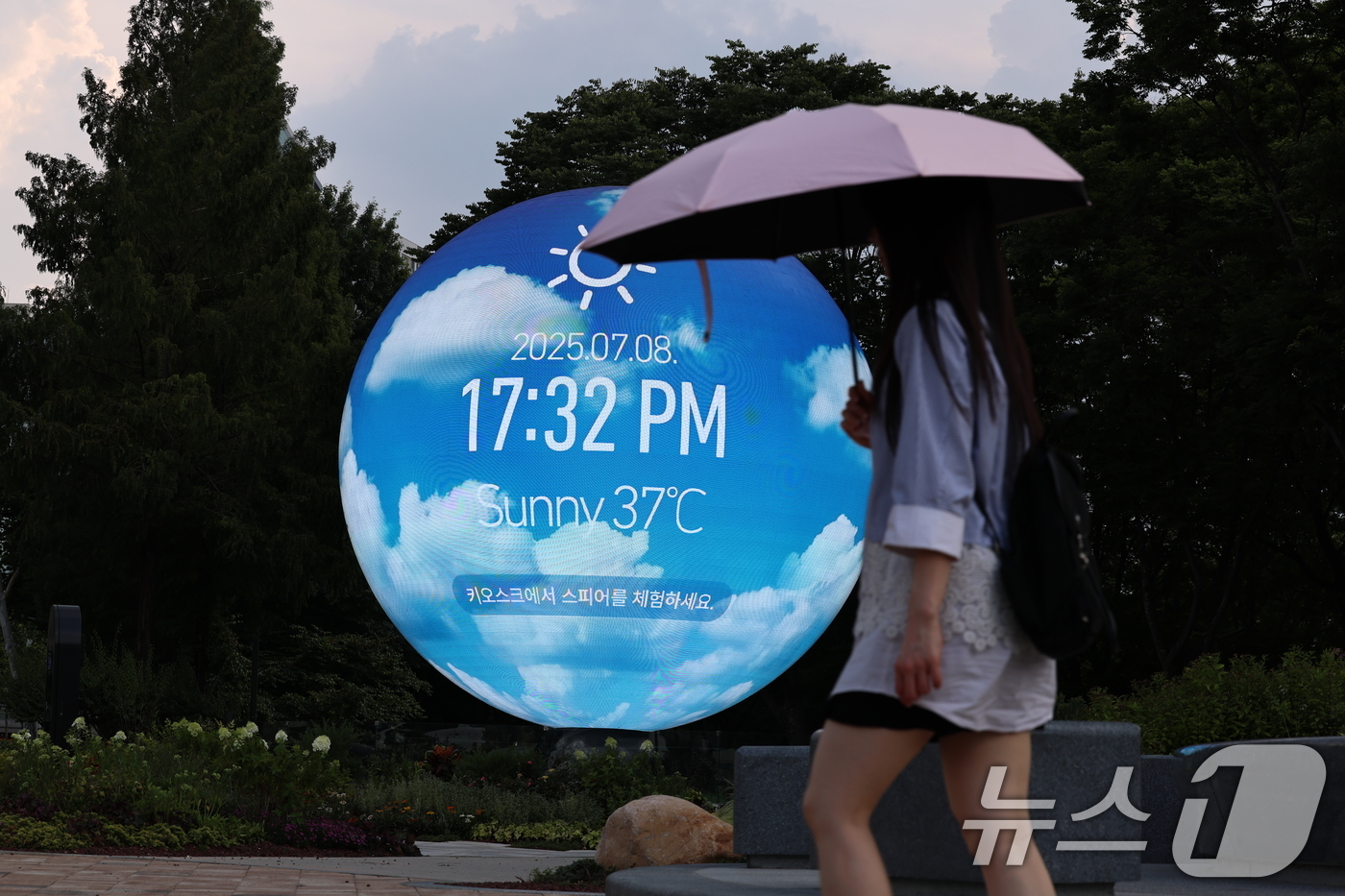 (서울=뉴스1) 구윤성 기자 = 전국 대부분 지역에서 최고 체감온도가 35도 안팎으로 오르며 무더운 날씨가 이어진 8일 서울 송파구의 한 조형물에 현재 온도가 표시돼 있다. 202 …