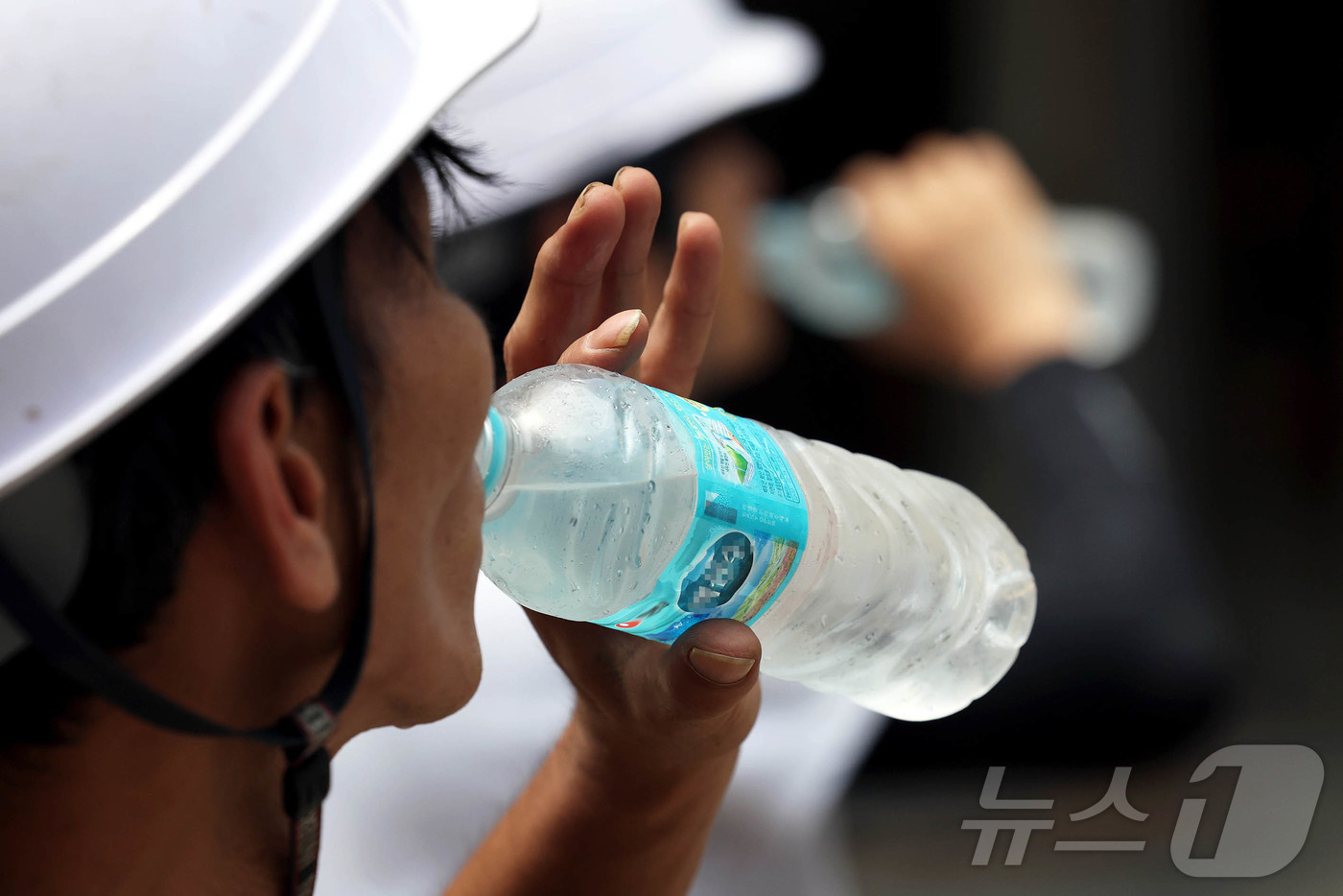 (광주=뉴스1) 박지현 기자 = 낮 기온이 35도가 넘는 무더운 날씨가 이어진 8일 광주 북구청 신관 공사현장에서 작업자들이 쉬는 시간 수분을 섭취하고 있다. (광주 북구 제공. …