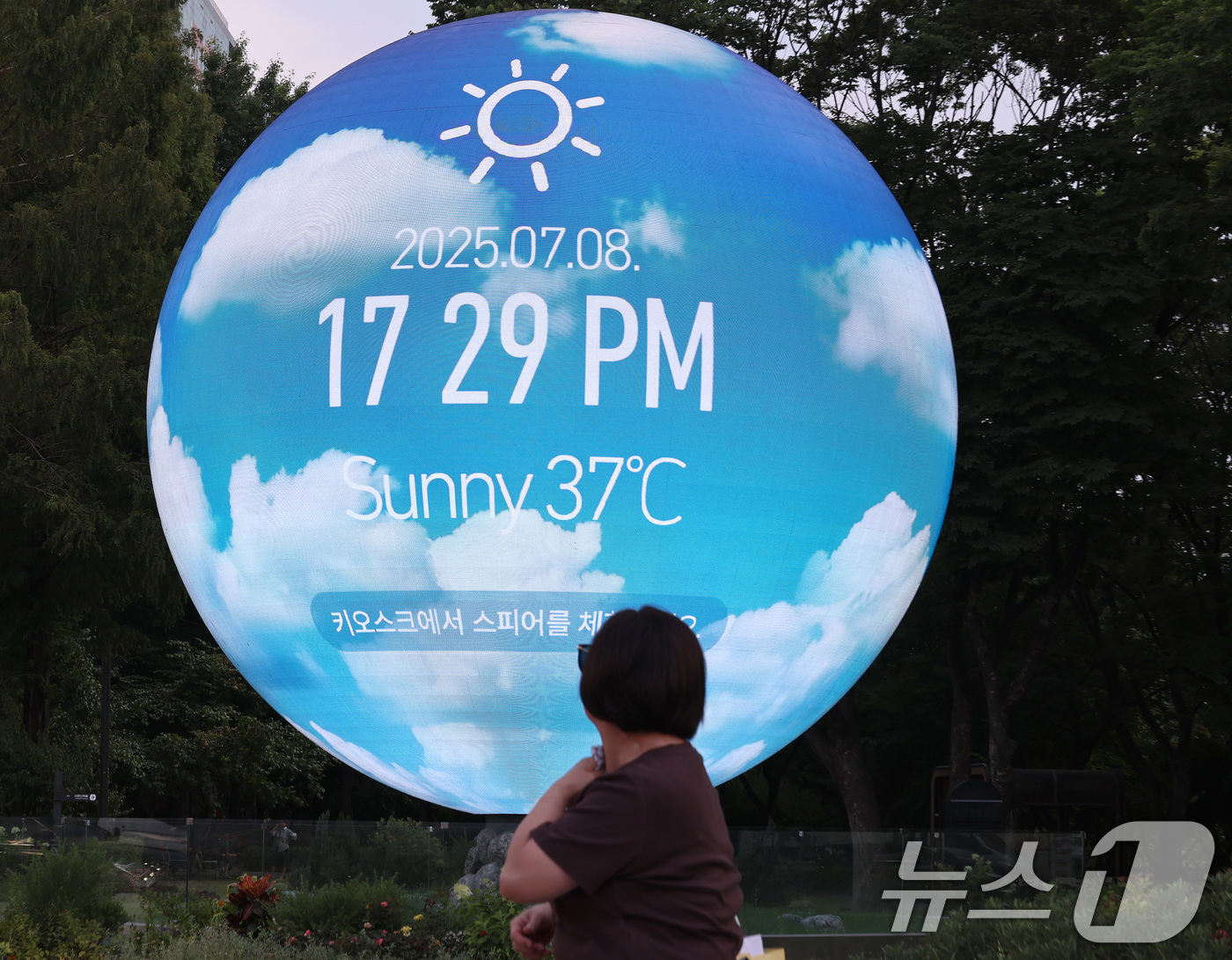 (서울=뉴스1) 구윤성 기자 = 118년만에 최악 폭염을 기록한 8일 오후 서울 송파구의 조형물 앞에서 한 시민이 땀을 닦고 있다. 2025.7.8/뉴스1