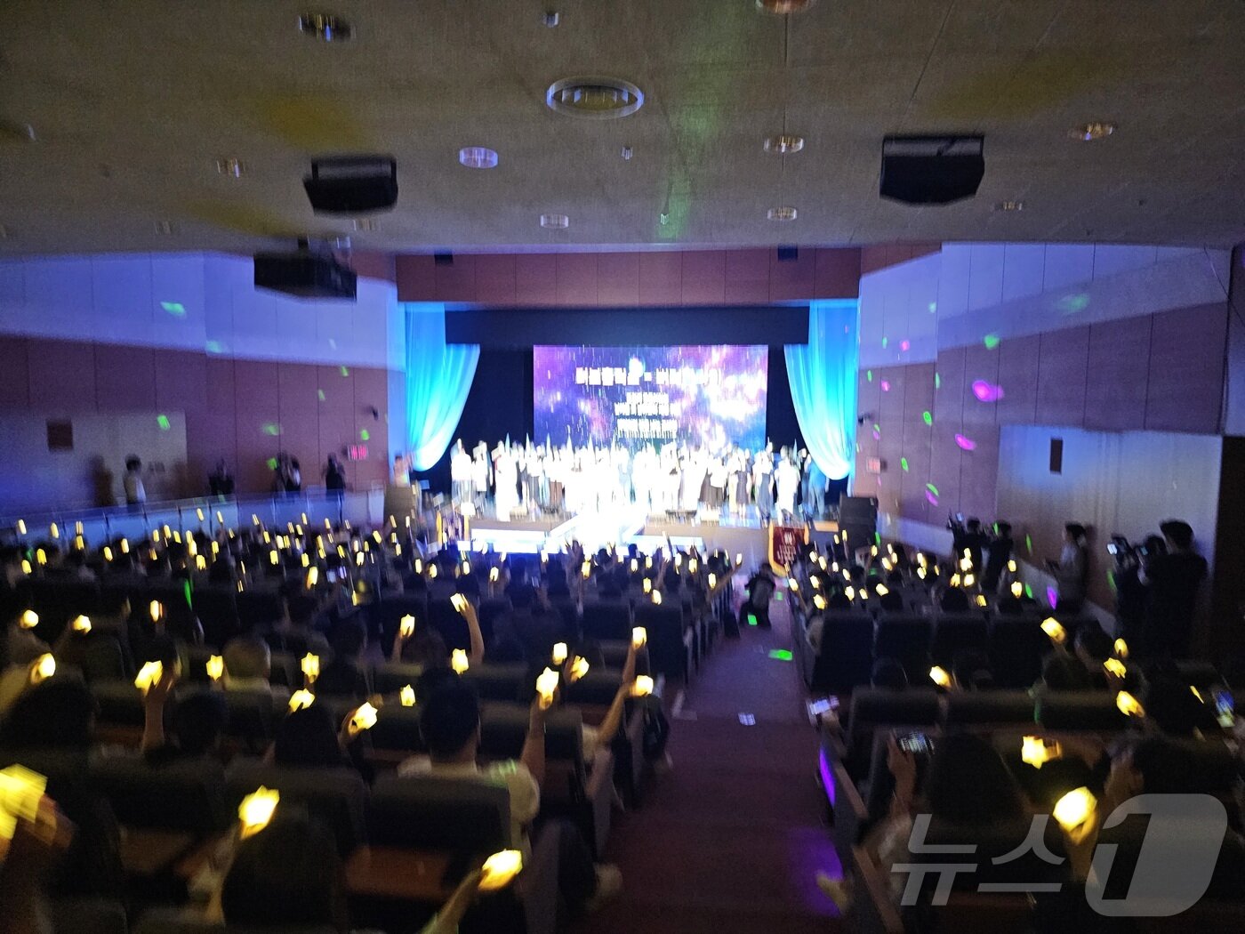 본문 이미지 - ‘제2회 대한민국 대학연극제’가 8일 용인특례시청 에이스홀에서 개막식을 갖고 18일간의 여정에 들어갔다. 전국 최대 규모의 체류형 연극 축제인 이번 연극제에는 전국 12개 대학팀이 참가해 창의적인 작품을 무대에서 선보인다. ⓒ News1 김평석 기자