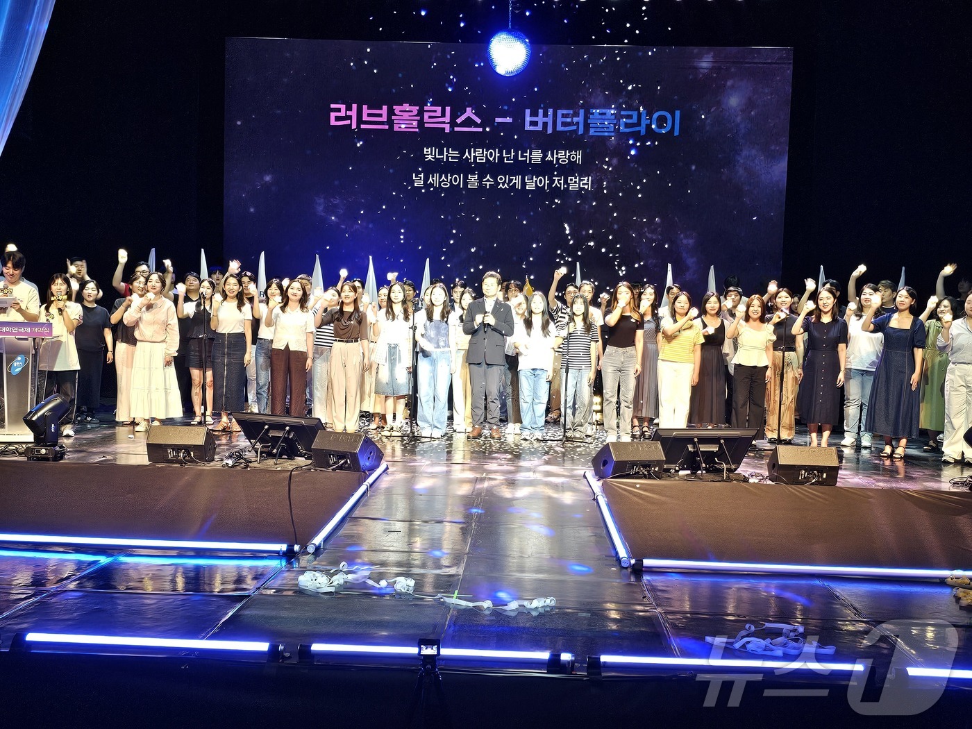 (용인=뉴스1) 김평석 기자 = ‘제2회 대한민국 대학연극제’가 8일 용인특례시청 에이스홀에서 개막식을 갖고 18일간의 여정에 들어갔다.전국 최대 규모의 체류형 연극 축제인 이번 …