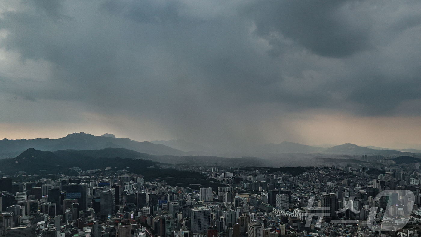 (서울=뉴스1) 구윤성 기자 = 8일 오후 남산 서울타워 전망대에서 바라본 성북구 일대에 국지성 호우가 내리고 있다. 2025.7.8/뉴스1