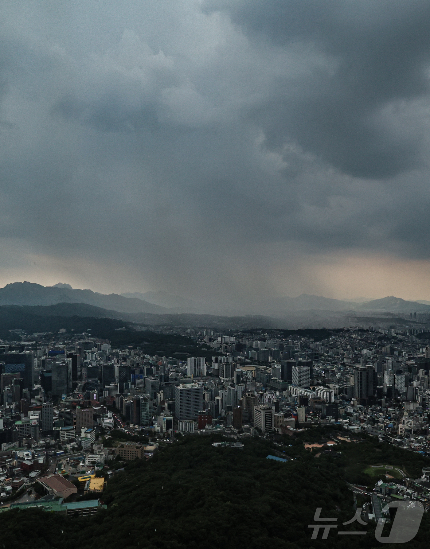 (서울=뉴스1) 구윤성 기자 = 8일 오후 남산 서울타워 전망대에서 바라본 성북구 일대에 국지성 호우가 내리고 있다. 2025.7.8/뉴스1