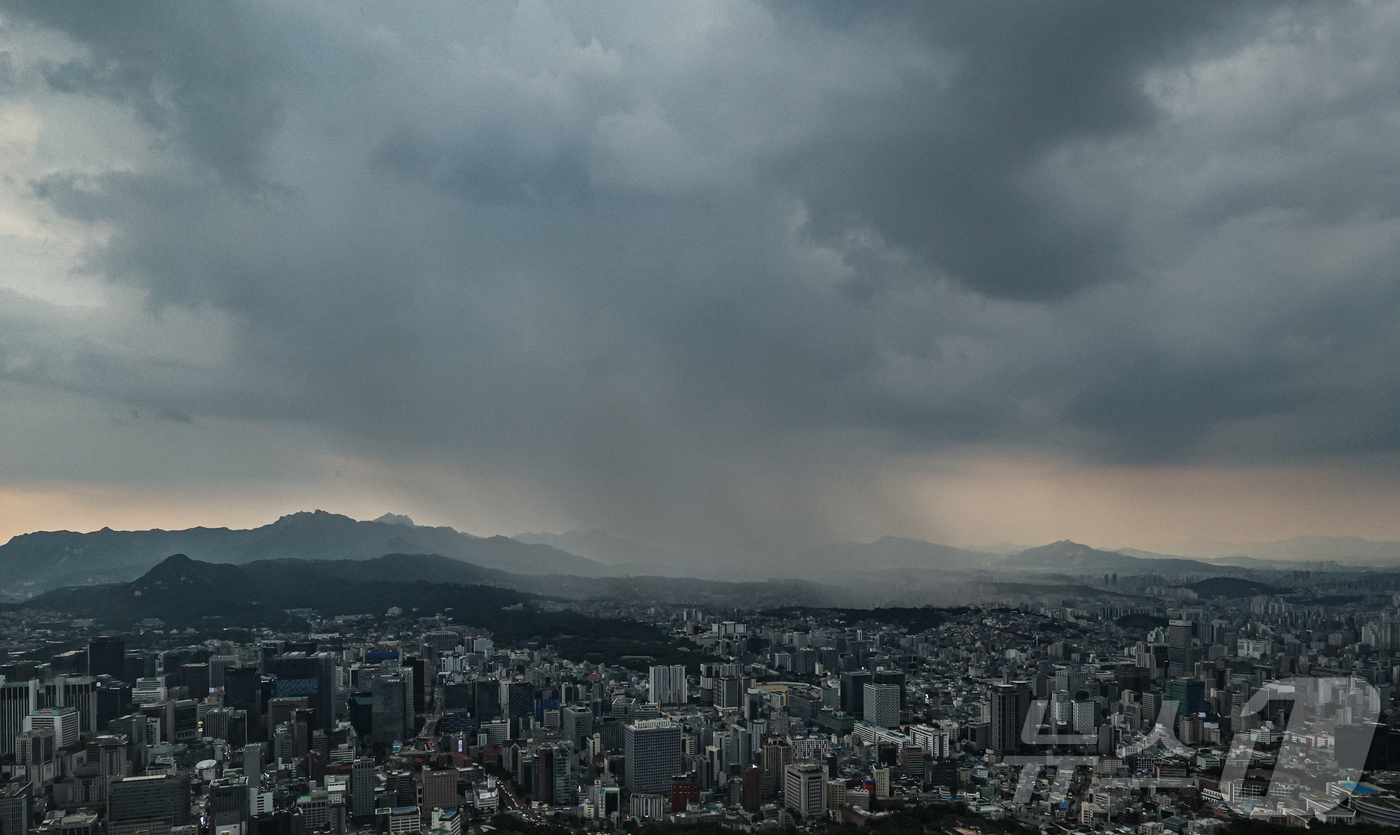 (서울=뉴스1) 구윤성 기자 = 8일 오후 남산 서울타워 전망대에서 바라본 성북구 일대에 국지성 호우가 내리고 있다. 2025.7.8/뉴스1