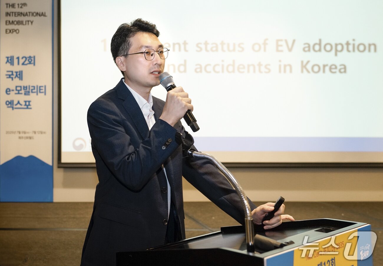 본문 이미지 - 박용선 국토교통부 자동차정책과장이 8일 제주 서귀포 제주신화월드에서 한국자동차기자협회가 개최한 &#39;2025 전동화 시대로의 대전환&#39; 포럼에서 전동화 시대의 모빌리티 안전 정책을 주제로 발표하고 있다&#40;한국차기자협회 제공&#41;. 2025.07.08.