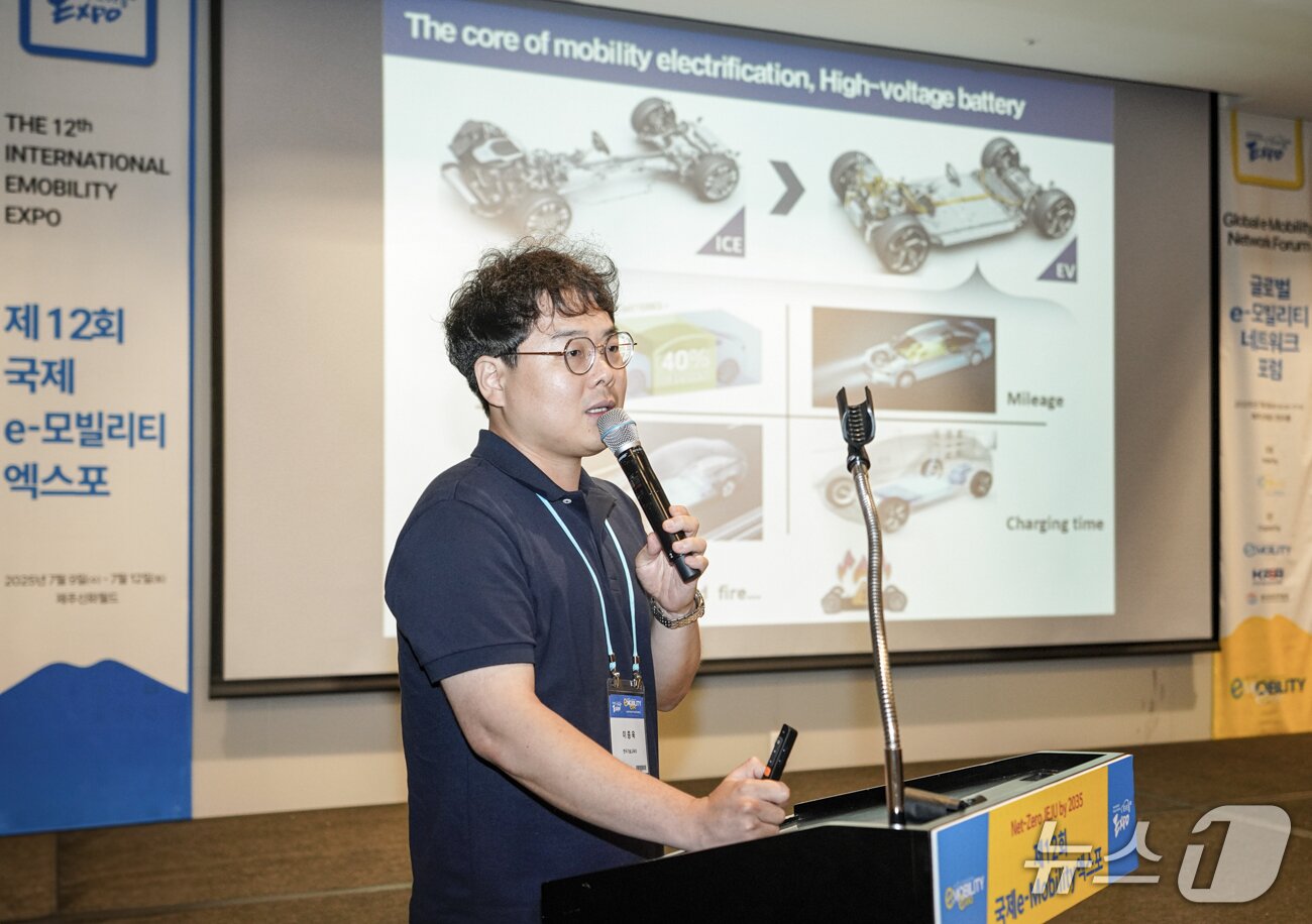 본문 이미지 - 이종욱 한국기술교육대 교수가 8일 제주 서귀포 제주신화월드에서 한국자동차기자협회가 개최한 &#39;2025 전동화 시대로의 대전환&#39; 포럼에서 차세대 e-모빌리티 안전 기술 트렌드를 주제로 발표하고 있다&#40;한국차기자협회 제공&#41;. 2025.07.08.