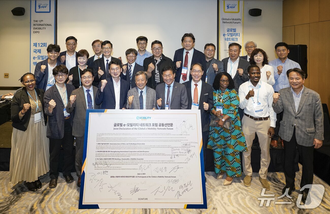 본문 이미지 - 8일 제주 서귀포 제주신화월드에서 한국자동차기자협회가 개최한 &#39;2025 전동화 시대로의 대전환&#39; 포럼에서 한국차기자협회, 세계e-모빌리티협의회&#40;GEAN&#41;, 한국자동차모빌리티안전학회 관계자들이 지속 가능한 모빌리티 생태계 구축을 위한 공동 선언문을 채택한 뒤 기념 사진을 촬영한 모습&#40;한국차기자협회 제공&#41;. 2025.07.08.