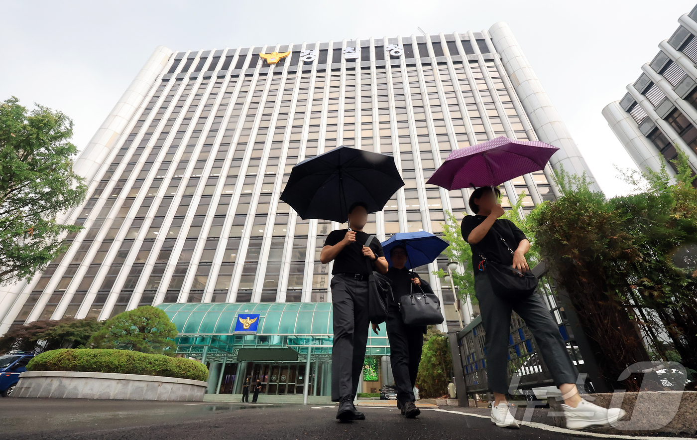 (서울=뉴스1) 김진환 기자 = 김건희 여사 관련 각종 의혹을 수사 중인 '김건희 특별검사팀(특검팀)'이 8일 경찰청과 국가수사본부에 대한 압수수색에 착수했다.특검팀은 경찰로부터 …