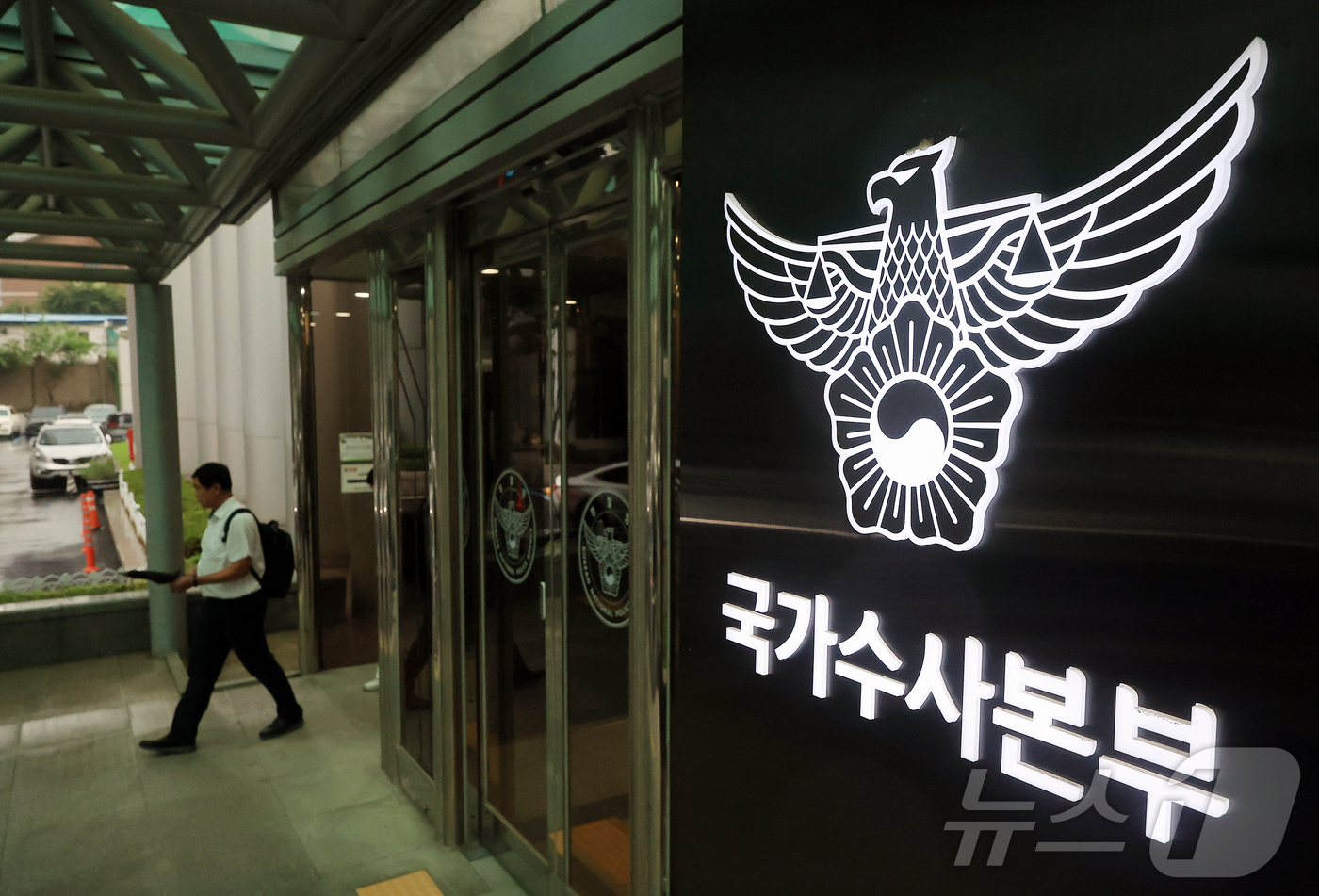 (서울=뉴스1) 김진환 기자 = 김건희 여사 관련 각종 의혹을 수사 중인 '김건희 특별검사팀(특검팀)'이 8일 경찰청과 국가수사본부에 대한 압수수색에 착수했다.특검팀은 경찰로부터 …