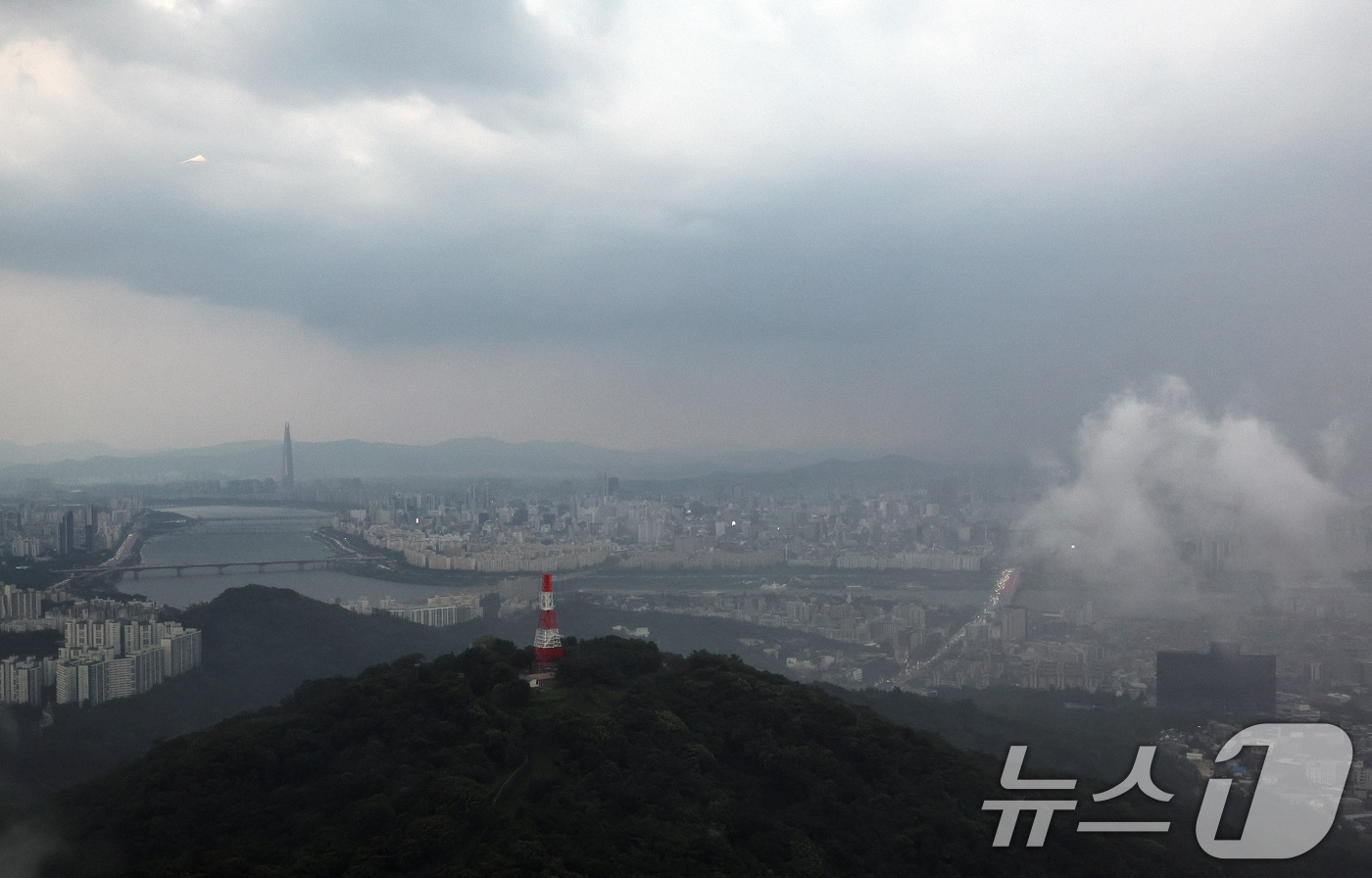 (서울=뉴스1) 구윤성 기자 = 8일 오후 남산 서울타워 전망대에서 바라본 한강 이남 지역에 국지성 호우가 내리고 있다. 2025.7.8/뉴스1