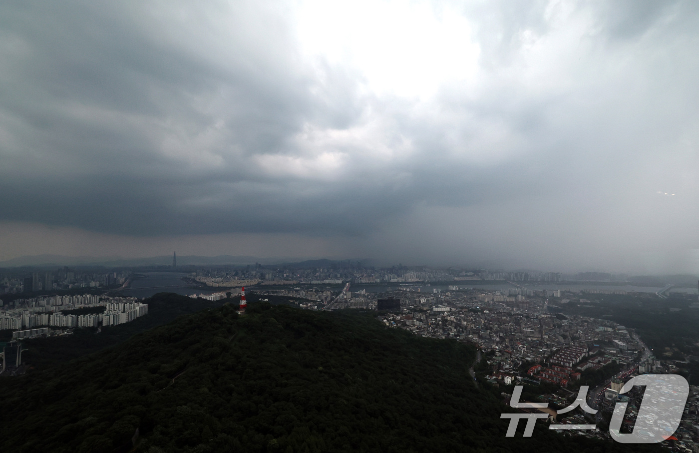 (서울=뉴스1) 구윤성 기자 = 8일 오후 남산 서울타워 전망대에서 바라본 한강 이남 지역에 국지성 호우가 내리고 있다. 2025.7.8/뉴스1