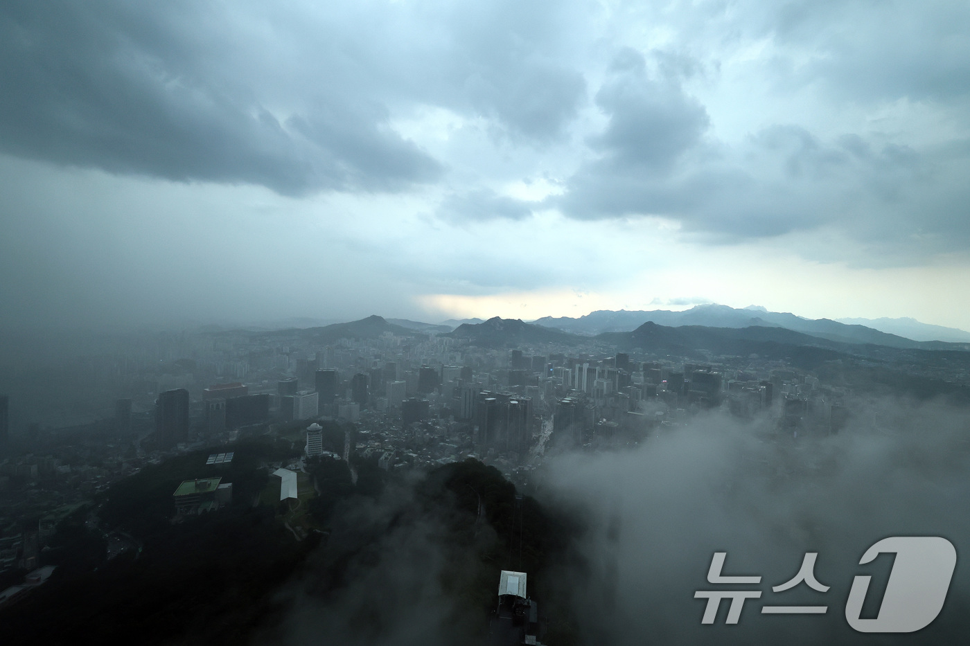 (서울=뉴스1) 구윤성 기자 = 8일 오후 남산 서울타워 전망대에서 바라본 서울 도심 일부 지역에 국지성호우가 내리고 있다. 2025.7.8/뉴스1