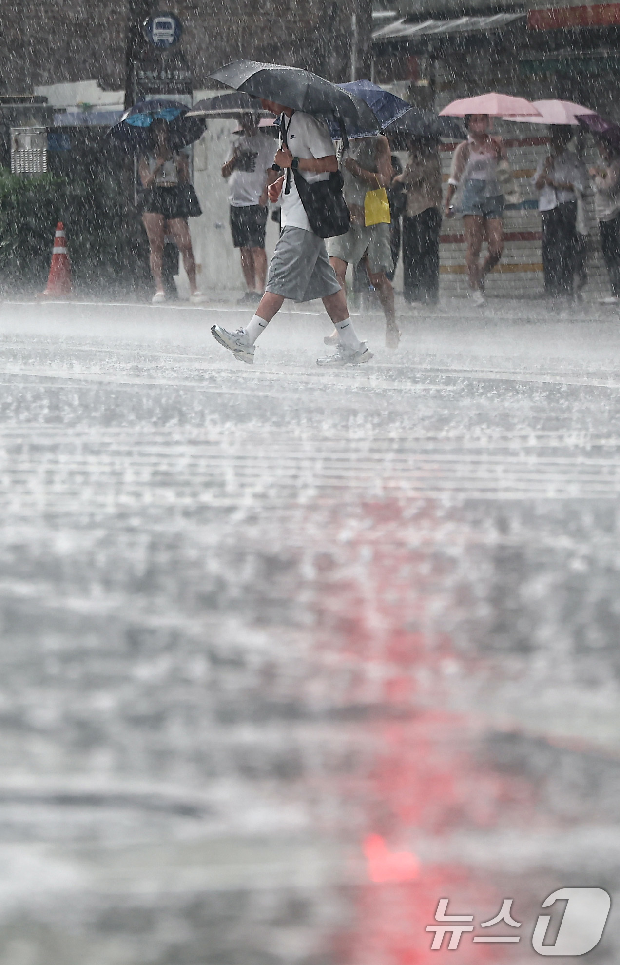 (서울=뉴스1) 김도우 기자 = 소나기가 내리는 8일 오후 서울 종로구 종각역 인근에서 우산을 쓴 시민들이 발걸음을 재촉하고 있다. 2025.7.8/뉴스1